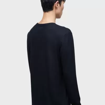 Sweatshirt preta de manga comprida vista de costas