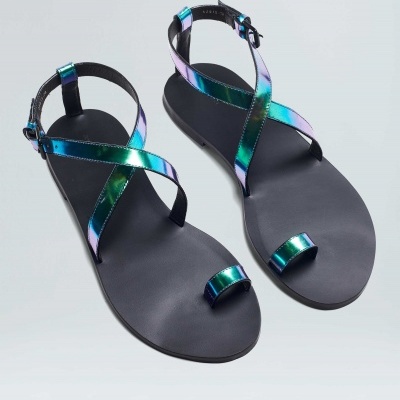 Sandálias femininas pretas com tiras finas iridescentes azuis e verdes