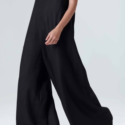 Macacão preto sem alças com pernas largas e calçado preto