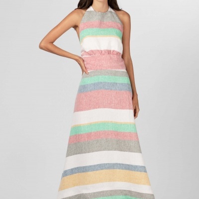 Vestido longo com riscas coloridas em modelo feminina com ténis rosa