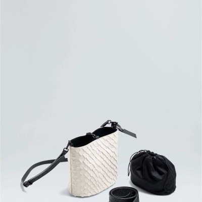 Conjunto de bolsa branca texturizada com alça preta e bolsa pequena preta ao lado