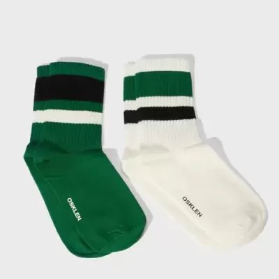 Par de meias Osklen verde e branca com riscas coloridas