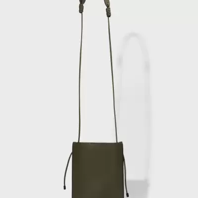 Mala pequena verde-oliva com alça longa, estilo saco