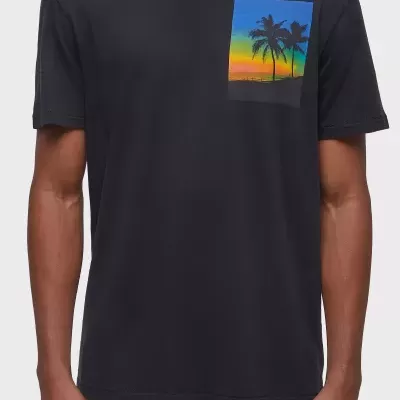 T-shirt preta com estampa de palmeiras ao pôr do sol