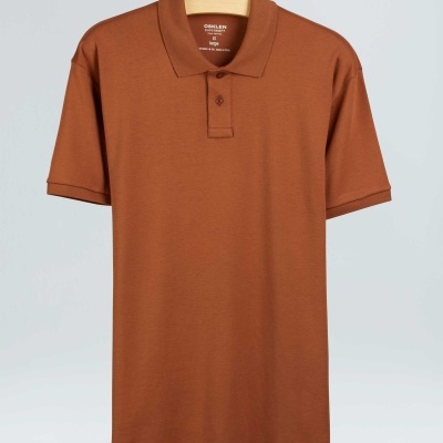 Polo castanho de manga curta em cabide de madeira com etiqueta ORSLEM