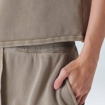 Roupa casual bege com textura canelada e mão no bolso