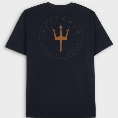 T-shirt preta com estampa castanha de tridente e texto WATERMAN ATLANTIC OCEAN