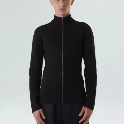 Casaco masculino preto com fecho e gola alta