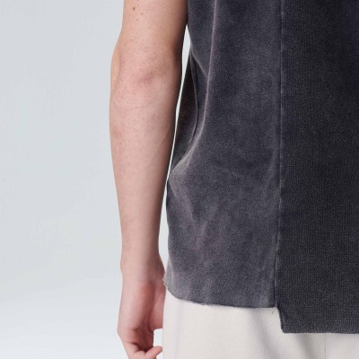 T-shirt cinza escuro de manga curta vista de trás com costura central, calças claras