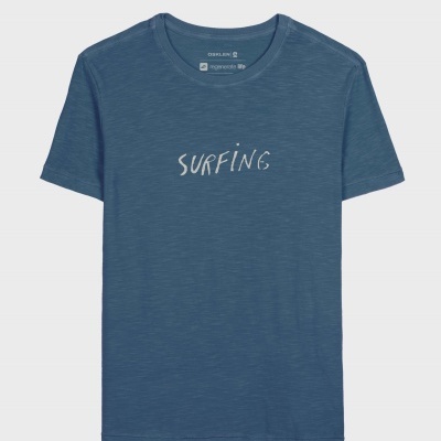 T-shirt azul com estampa SURFING e etiqueta OSKLEN