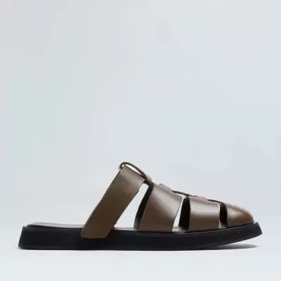 sapato sandália castanho com sola preta e tiras largas