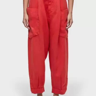 Calças vermelhas com bolsos grandes e cinto, sapatilhas brancas