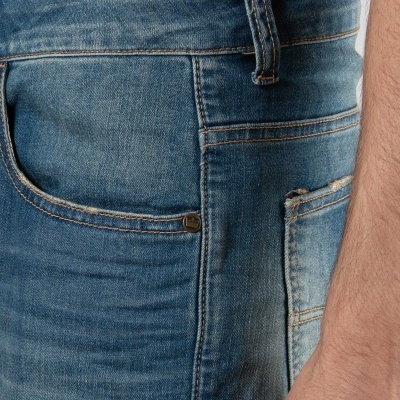 Calças de ganga azul com bolso e costuras castanhas