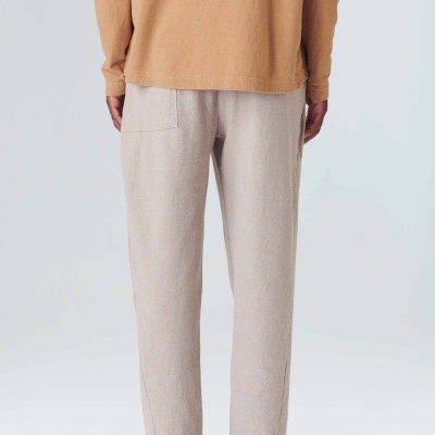 Calças bege claras com bolso traseiro, parte de trás