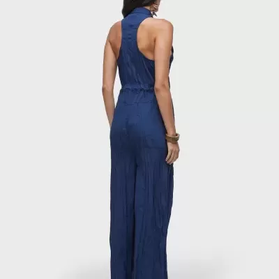 Macacão feminino azul escuro visto por trás