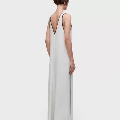 Vestido longo branco com decote em V nas costas e bordas pretas