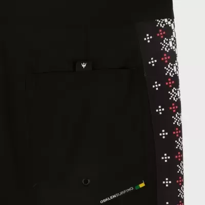 Calções pretos com padrão pixel lateral e bolso com botão