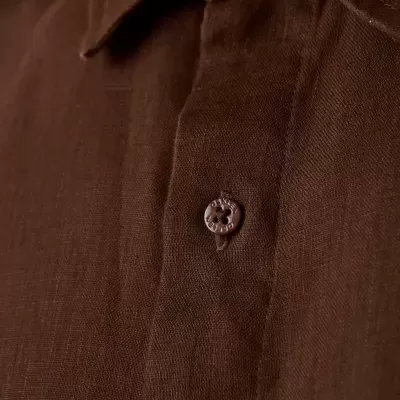 Camisa castanha com botões decorativos e textura enrugada.