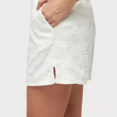 Calções brancos com textura floral e bolso lateral