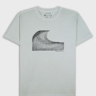 T-shirt branca com desenho preto abstrato em forma de onda