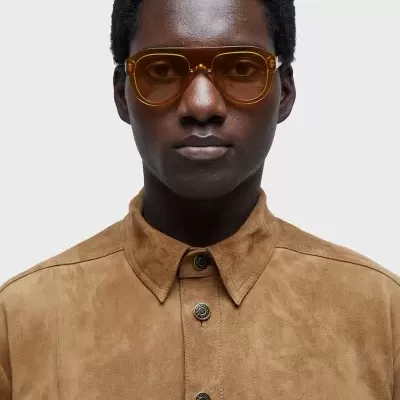 Óculos de sol amarelos com camisa bege de veludo