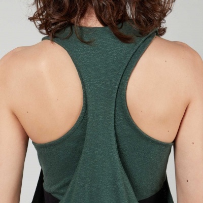 Top desportivo verde escuro visto pelas costas
