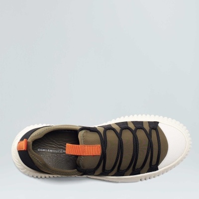 Tenis desportivo verde-oliva com sola e biqueira branca e detalhes em laranja e preto