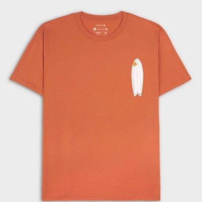 T-shirt laranja com ilustração de pranchas de surf no peito
