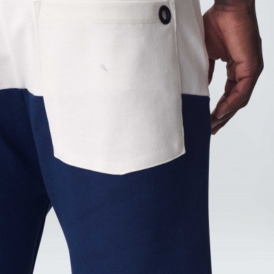 Calção bicolor azul escuro e branco com bolso branco e botão preto