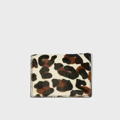 Carteira com padrão animal print em branco, preto e castanho