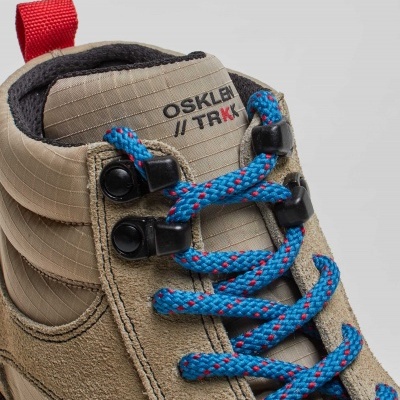 Sapatilha de caminhada beige com atacadores azuis e detalhes pretos