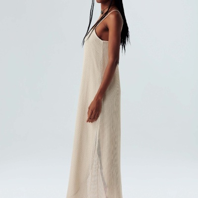 Vestido longo transparente bege com alças finas e sandálias claras