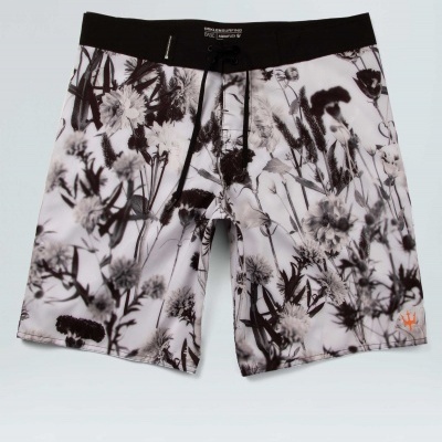 Calções de banho com padrão floral preto e branco e cintura preta com cordão.