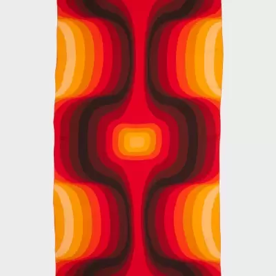 Toalha colorida com padrão geométrico em vermelho, laranja e amarelo