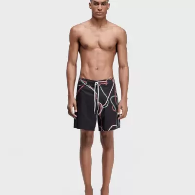 Calções de banho pretos com padrão de cordas multicoloridas