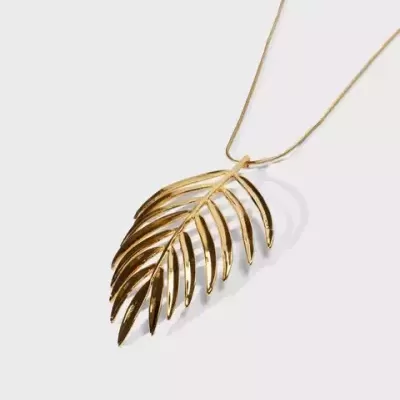 Colar dourado com pendente em forma de folha