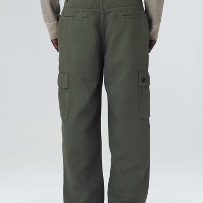 Calças cargo verde-oliva com bolsos laterais e cinto preto vistas de costas