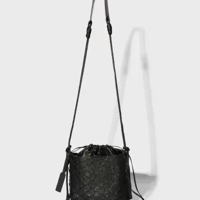 Bolsa preta tipo saco com alça longa, textura trançada e fecho de cordão