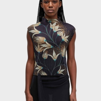 Top preto listrado com padrão floral bege e verde