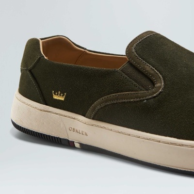 Sapato slip-on verde-oliva com sola branca e coroa dourada