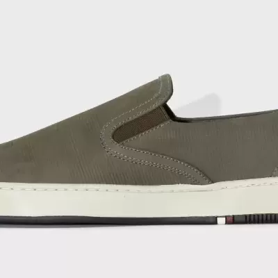 Sapatilha desportiva casual cinzenta com sola branca e detalhe riscas