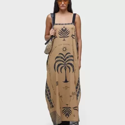 Vestido castanho com estampado preto e óculos de sol laranja