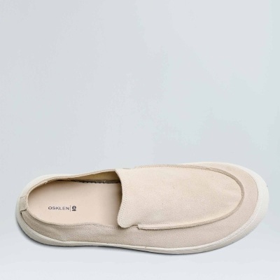 Sapato slip-on bege claro com sola branca e marca OSKLEN na palmilha
