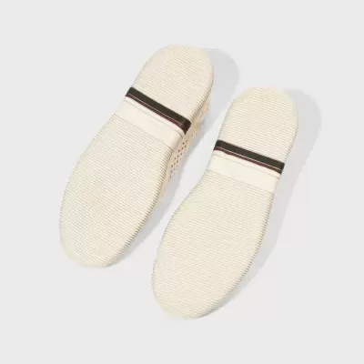 Solados de sapatos brancos com riscas horizontais e faixa preta e vermelha