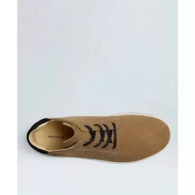 Ténis castanho claro com atacadores pretos e sola branca