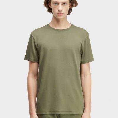 T-shirt verde oliva de manga curta em modelo masculino