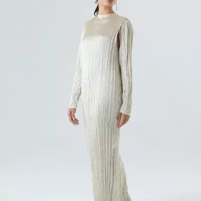 Vestido comprido creme texturizado com mangas compridas e decote arredondado