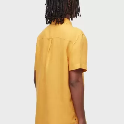 Camisa de manga curta amarelo mostarda vista de costas