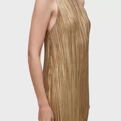 Vestido dourado plissado sem mangas com decote alto