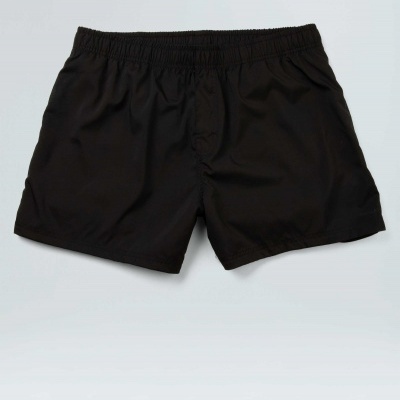 Cuecas pretas de tecido com cós elástico sobre fundo claro